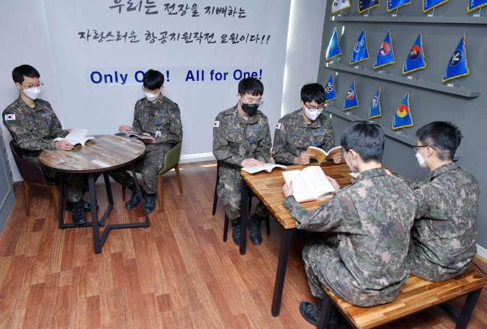 공군항공지원작전단 장병들이 부대 북카페에서 책을 읽고 있다.