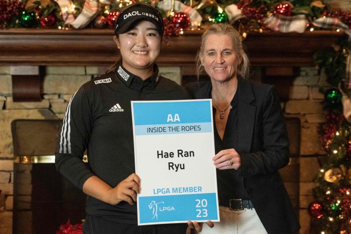 유해란이 12일(한국시간) 미국여자프로골프(LPGA) 투어 퀄리파잉 시리즈 1위를 차지한 뒤 커미셔너로부터 투어 카드를 받고 환하게 웃고 있다.  연합뉴스