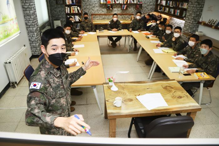 육군12보병사단 상승향로봉여단 군수지원대대 곽동현(왼쪽) 병장이 전우들에게 영어 강의를 하고 있다.