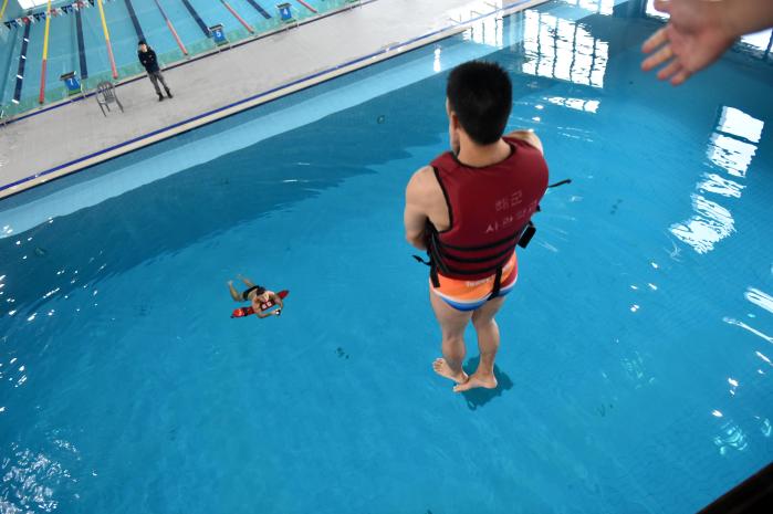 13일 경남 창원시 해군사관학교 제해관에서 진행된 수상구조사 자격 교육에서 한 교육생이 익수자를 구조하기 위해 5m 높이 다이빙대에서 뛰어내리고 있다.