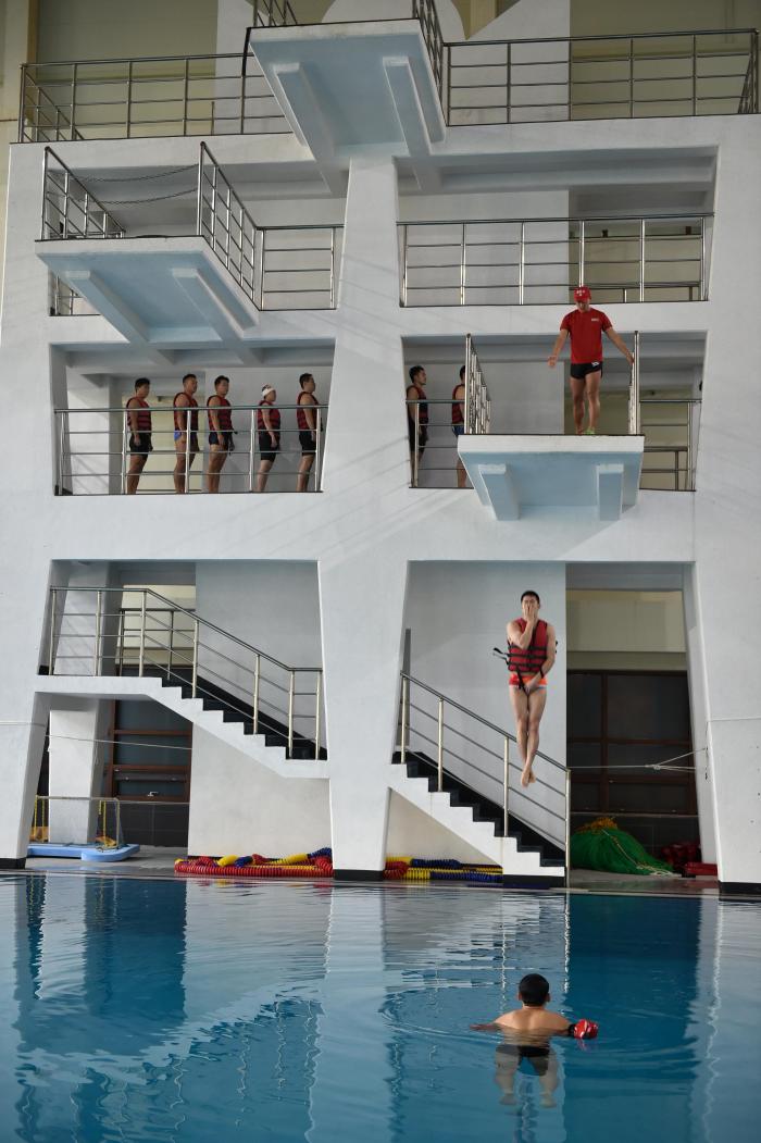 해군특수전전단 해난구조교육훈련대대 교관이 5m 높이에서 뛰어내리는 교육생을 확인하고 있다.