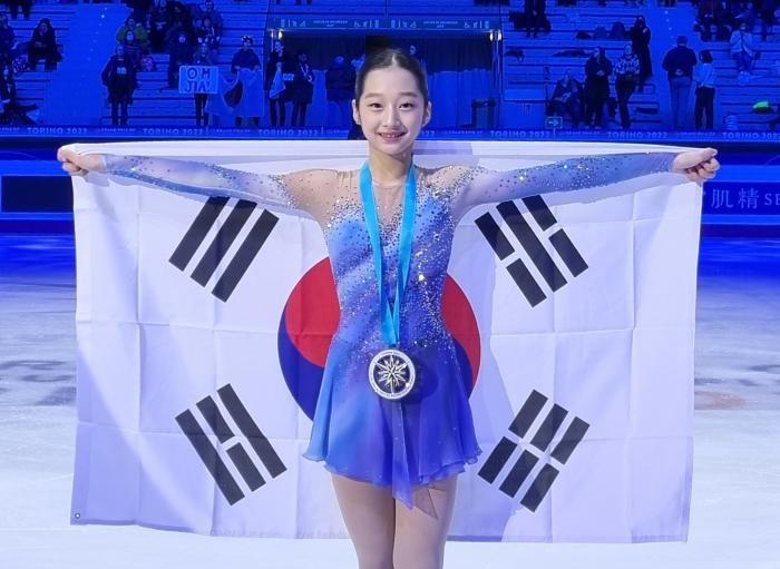 신지아가 지난 10일(한국시간) 이탈리아 토리노 팔라벨라에서 열린 2022-2023 국제빙상경기연맹 피겨스케이팅 주니어 그랑프리에서 은메달을 목에 걸고 포즈를 취하고 있다. 한국 여자 싱글 선수가 주니어 그랑프리 파이널에서 메달을 획득한 건  2005년 김연아(당시 금메달) 이후 17년 만이다. 연합뉴스