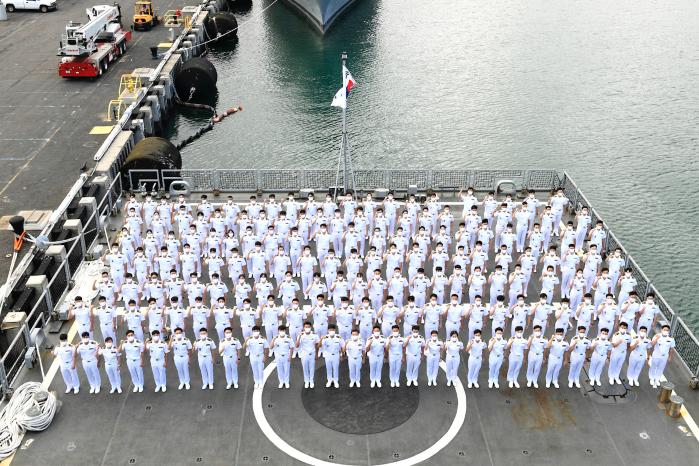 해군순항훈련을 성공적으로 마치고 귀환하는 77기 해군사관학교 생도들이 한산도함 비행갑판 위에 도열해 있다.