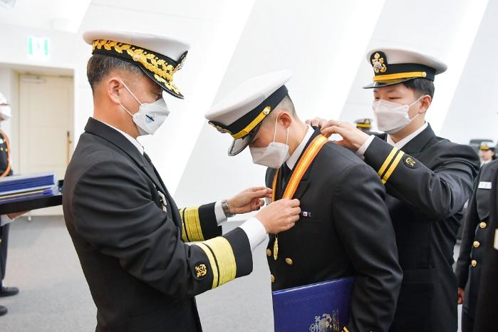 지난 13일 열린 잠수함 기본과정 37기 통합 수료식에서 이수열(왼쪽) 잠수함사령관이 해군참모총장상을 수상한 최상빈 중위에게 메달을 걸어주고 있다. 부대 제공