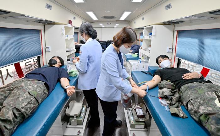 해군3함대사령부 무기지원대대 장병들이 헌혈에 동참하고 있다. 부대 제공