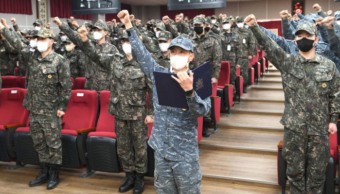 해군인천해역방어사령부 장병들이 22일 결전의지를 다짐하며 결의하고 있다. 사진 제공=박미현 중사