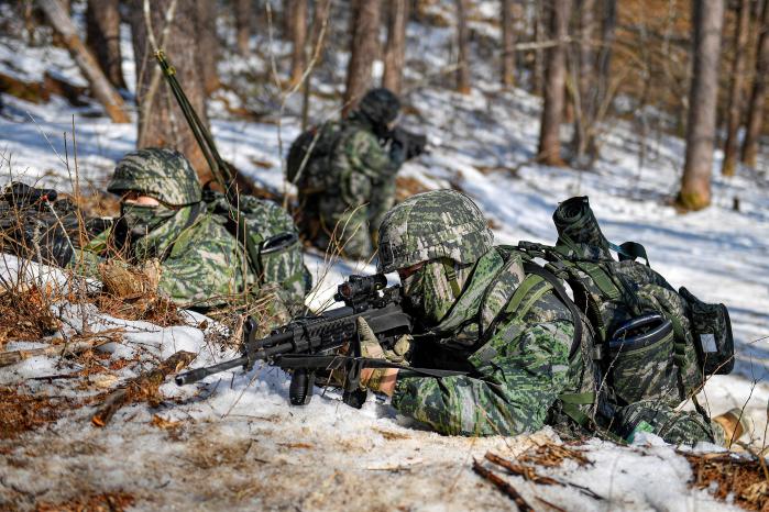 해병대1사단 황룡여단 산악대대가 실시하고 있는 임의지역 전개훈련에서 장병들이 소대 전술훈련을 펼치고 있다. 부대 제공