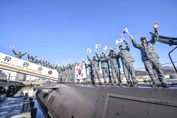 해군잠수함사령부 유관순함 장병들이 지난달 28일 3·1 독립만세운동을 재현하며 해양수호 의지를 다지고 있다. 부대 제공
