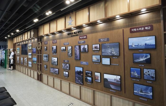 새 단장을 마친 서울함공원 내 해군 홍보관의 내부 모습. 이경원 기자