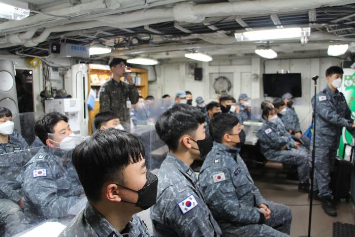 해군2함대사령부 보안컨설팅팀이 초급 간부들을 대상으로 보안 교육을 하고 있다. 부대 제공