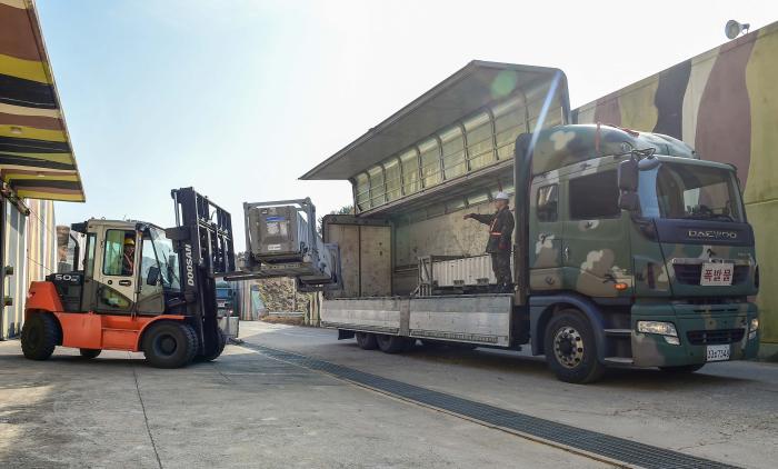 8일 해군군수사령부 병기탄약창 내 중어뢰공장에서 장병들이 저장된 탄약을 11.5톤 트럭에 적재하고 있다. 사진 제공=윤승호 하사