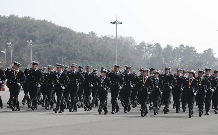 해군사관학교(해사) 77기 신임 장교들이 지난 10일 윤석열 대통령이 참석한 가운데 해사 연병장에서 열린 졸업 및 임관식에서 분열하고 있다.