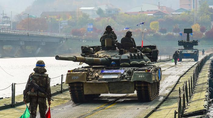 불곰사업의 일환으로 도입된 러시아제 T-80U전차. 국방일보DB 