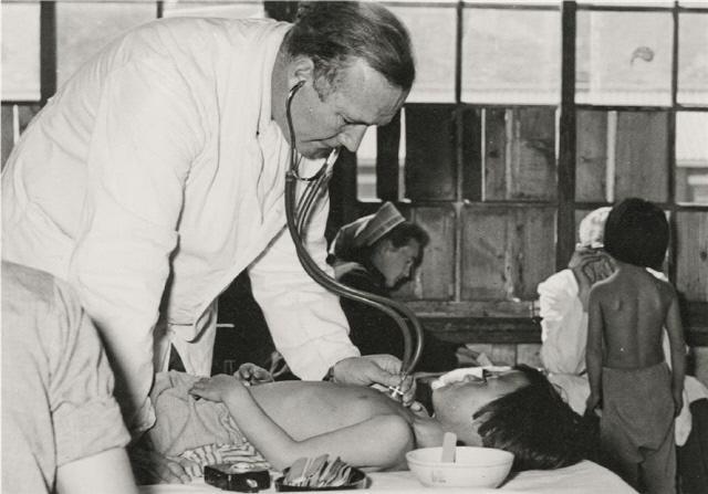 어린이를 검진하고 있는 서독적십자병원 의사. 사진=국방부