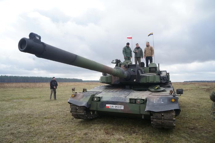 안제이 두다 폴란드 대통령이 지난 3월 도입 후 첫 실사격훈련에 나선 ‘K2 갭필러’ 전차 위에 올라 각종 장비를 살펴보고 있다.