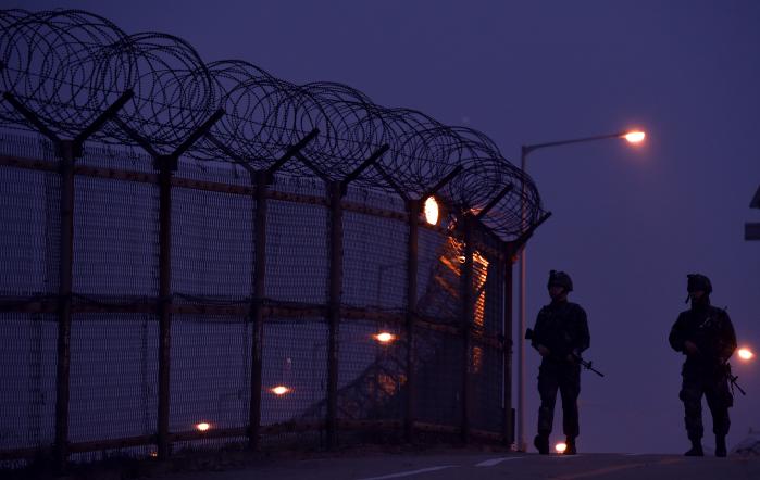 오두산의 ○○중대 장병들이 야간 경계를 위해 이동하고 있다. 