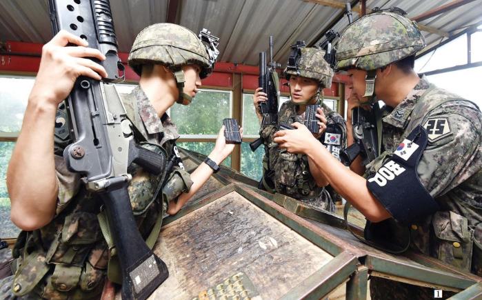 육군25사단 장병들이 경계작전 투입에 앞서 서로의 탄창을 교차 확인하며 만일의 안전사고를 예방하고 있다.