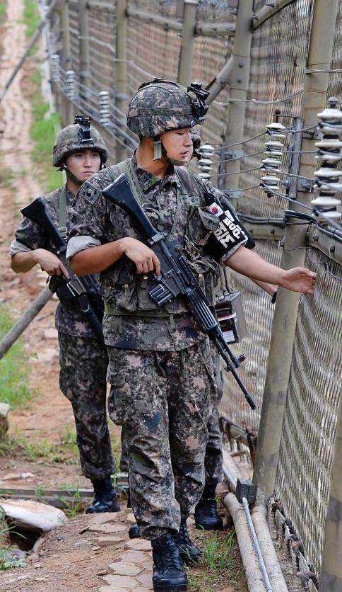 육군25사단 상승대대 GOP 경계장병들이 철책을 따라 이동하며 점검을<br>하고 있다.