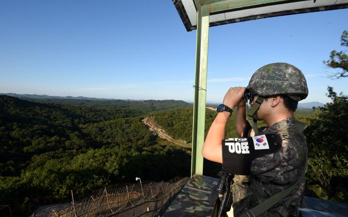  육군1사단 백학대대 GOP 경계장병들이 고가초소 위에서 남방한계선 북쪽 지역을 주시하며 경계작전을 펴고 있다