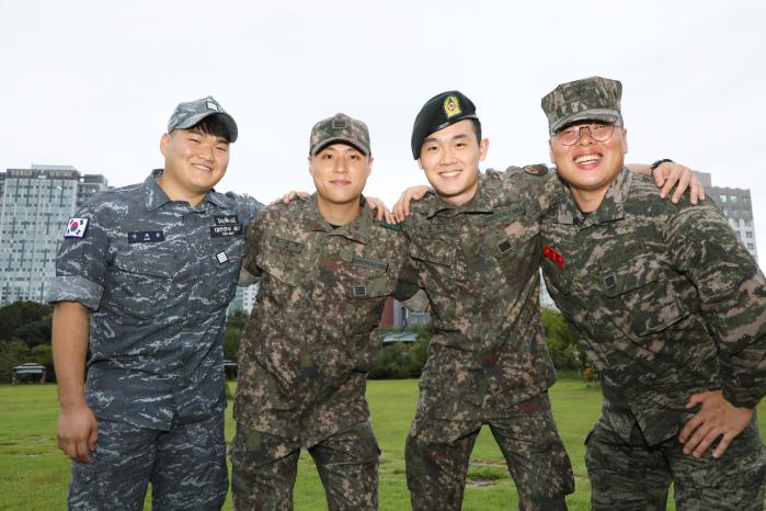 병무청 ‘자원병역이행 모범병사 초청행사’ 에 초청받은 안세준 해군병장, 임서혁 육군병장, 장세준 육군상병, 오영우 해병병장(왼쪽부터)이 어깨동무를 하며 기념촬영을 하고 있다. 이들은 병역을 면제받을 수 있었으나 자원해 병역을 이행하는 것은 물론 모범적인 군 생활을 통해 주위에 귀감이 되고 있다. 병무청 제공