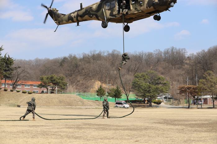 육군50보병사단 장병들이 21일 급속 헬기로프 하강 훈련을 하고 있다. 부대 제공