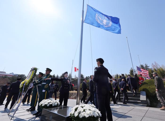 73년 만에 교체된 24개 참전국 국기게양대는 대한민국ROTC사회공헌단이 기증했다. 연합뉴스