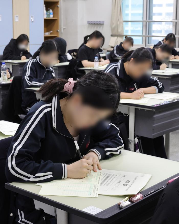 2024년 전국연합학력평가가 열린 28일 서울 강남구 개포고등학교에서 수험생들이 시험을 준비하고 있다. 연합뉴스