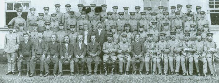 1910년 당시 일본 육군중앙유년학교에 재학 중이던 육군무관학교 마지막 생도와 일본인 교관들. 출처=김정렬 장군 회고록