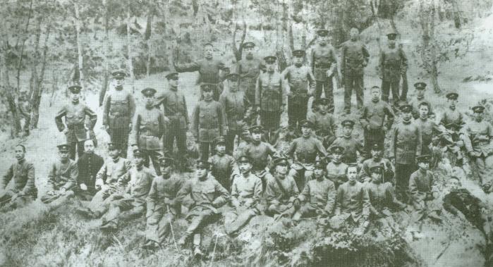 1908년 5월 노백린(앞줄 왼쪽 셋째 앉아 있는 사람) 교장 퇴임 기념사진을 찍고 있는 무관학교 생도들. 출처=김정렬 장군 회고록