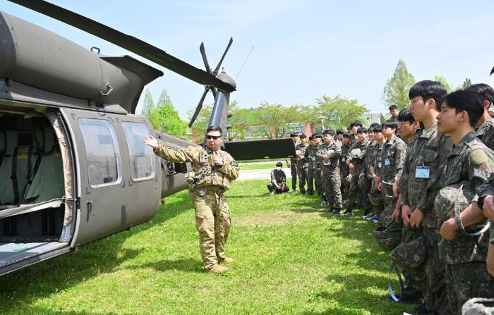 육군부사관학교 학군제휴 위탁훈련에 참여한 학생들이 UH-60헬기 설명을 듣고 있다. 부대 제공