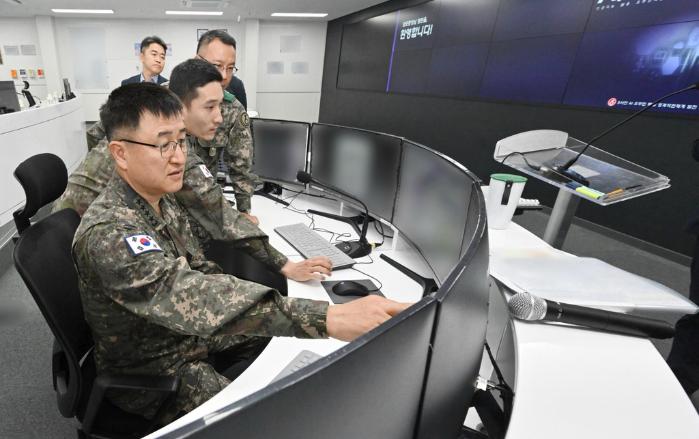 박안수 육군참모총장이 18일 육군5보병사단 사자여단 진격비사대대를 방문해 AI 기반 영상분석 통제시스템을 확인하고 있다. 육군 제공