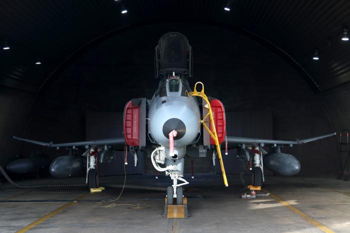 비행 전 점검 … F-4E 전투기가 격납고에서 출격을 위해 정비를 받고 있다.