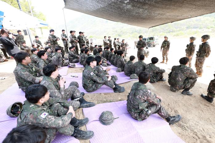 김경일(준장) 육군73보병사단장이 전차포 사격훈련을 성공적으로 수행한 예비군들을 격려하고 있다.