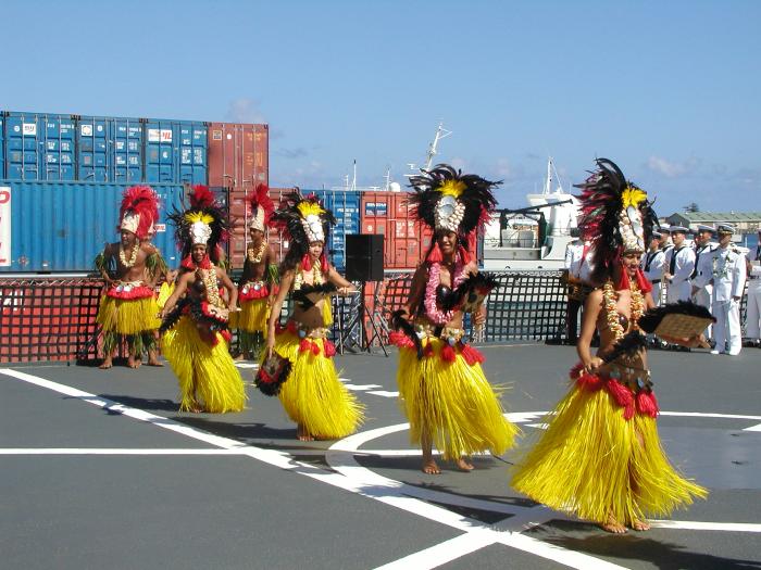 천지함 갑판에서 원주민들이 민속춤을 추며 순항훈련함대 장병들을 환영하고 있다.