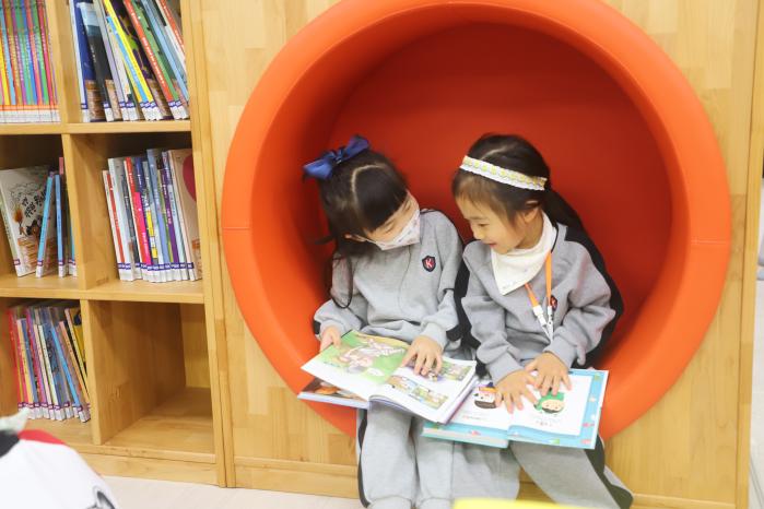 30일 육군종합정비창 아파트 단지 내에 개관한 ‘칠성그린도서관’에서 어린이들이 책을 보고 있다. 부대 제공
