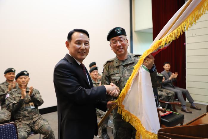 고현석(오른쪽) 육군참모차장이 전투지휘훈련단장 취임식에서 송지호 신임 단장에게 부대기를 전달하고 있다. 육군 제공