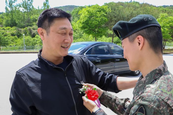 8일 육군35보병사단 신병교육대에서 열린 수료식에서 신병이 아버지에게 카네이션을 달아 드리고 있다. 부대 제공