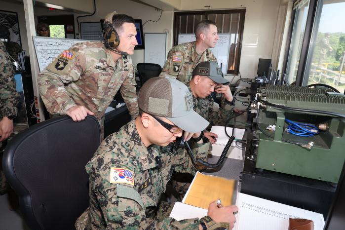 특전교 JFO 교관과 미군이 훈련을 통제하는 모습.