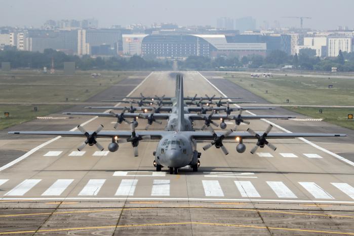 지난해 6월 공군15특수임무비행단에서 진행된 대량항공기 긴급 이륙훈련에서 C-130 수송기가 지상활주를 하고 있다. 조종원 기자