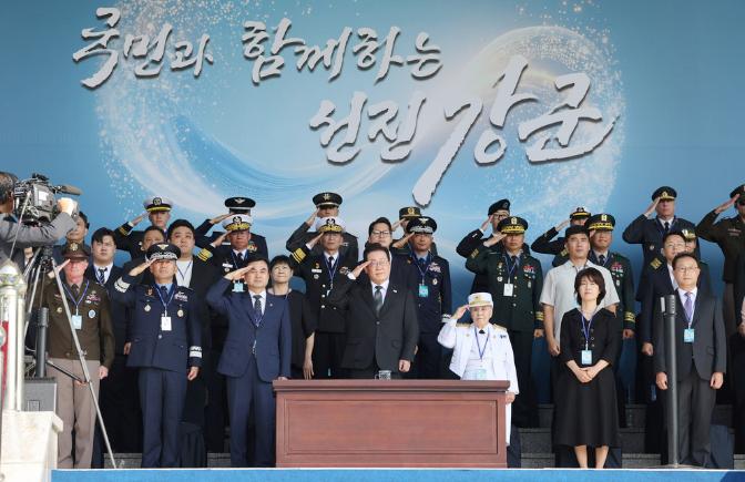 이재명 대통령이 1일 충남 계룡대에서 거행된 건군 77주년 국군의 날 기념식에서 거수경례를 하고 있다. 조종원 기자