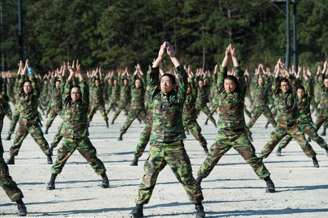 해군 훈련병이 유격훈련 중 유격체조를 하고 있다. 해군 제공