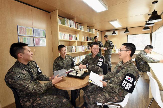 육군5사단 통일대대 GOP 장병들이 10일 최근 개소한 컨테이너형 독서카페에서 차를 마시며 여유를 즐기고 있다. 계획대로라면 이달 중 100번째 컨테이너형 독서카페가 문을 열 것으로 보인다. 
이경원 기자