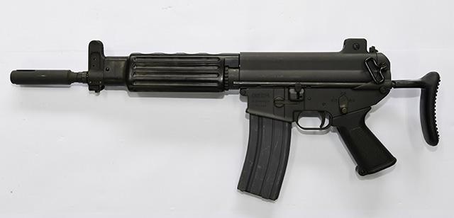 순정 상태의 K1A 기관단총. K2 소총과 비슷한 외관이지만 내부구조부터 완전히 다르다. 아래 총몸은 호환이 가능해 K2 소총과 위쪽 총몸을 바꿔 격발이 가능한 것도 특징. 조종원 기자