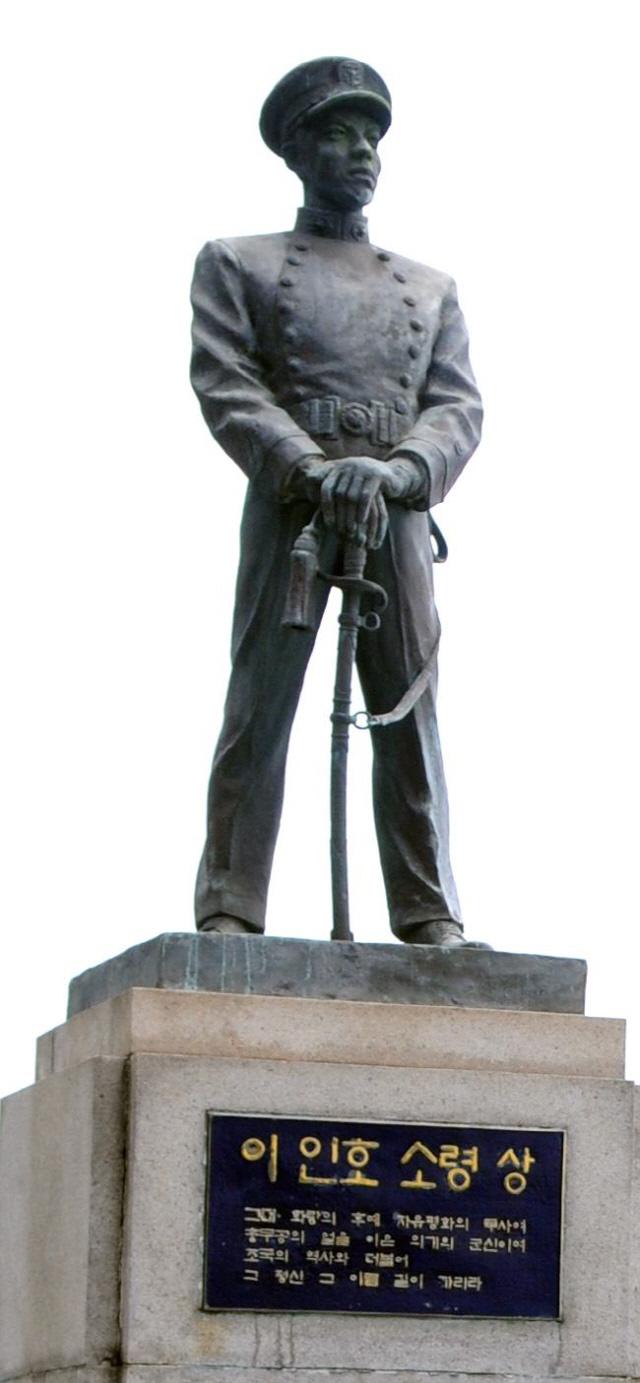 해군사관학교에 있는 고 이인호 소령(추서 계급)의 동상.