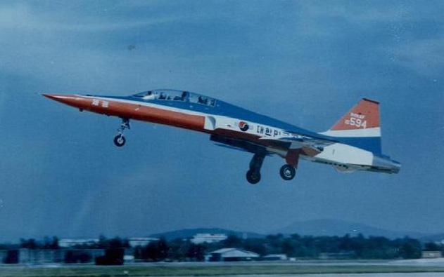 최초의 국내 생산 항공기인 F-5F 제공 시제기가 시험비행하는 모습. 국방일보DB