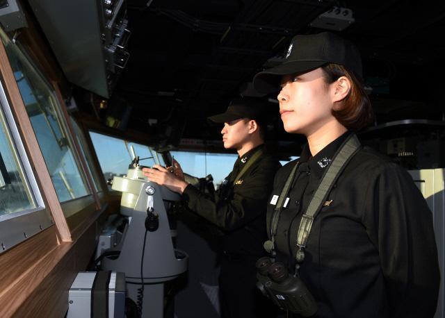 우리 해군 최초로 400톤급 전투함의 여군 함장으로 취임한 최정은(오른쪽) 소령이 이병철함 함교에서 조함능력 평가를 위한 입·출항 및 정박 실습을 지휘하고 있다. 사진=양동욱 기자