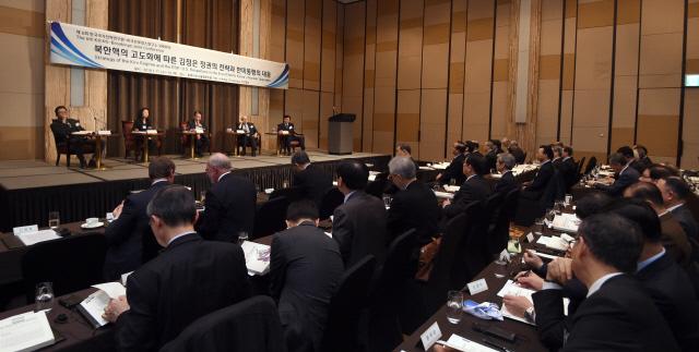 17일 서울 중구 밀레니엄 서울힐튼호텔에서 열린 제6회 한국국가전략연구원-미국 브루킹스연구소 국제회의에서 유명환(가운데) 전 외교부 장관의 사회로 발제자들이 북한 핵능력의 고도화에 따른 북한의 전략과 행동의 변화에 대한 토론을 하고 있다.  
사진=양동욱 기자