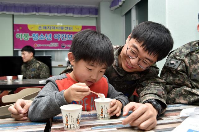 공군1전투비행단 교육봉사 동아리 장병들이 광산구 은혜지역아동센터에서 아이들을 위한 과학체험활동 봉사를 하고 있다.  사진 제공=허지민 대위(진)