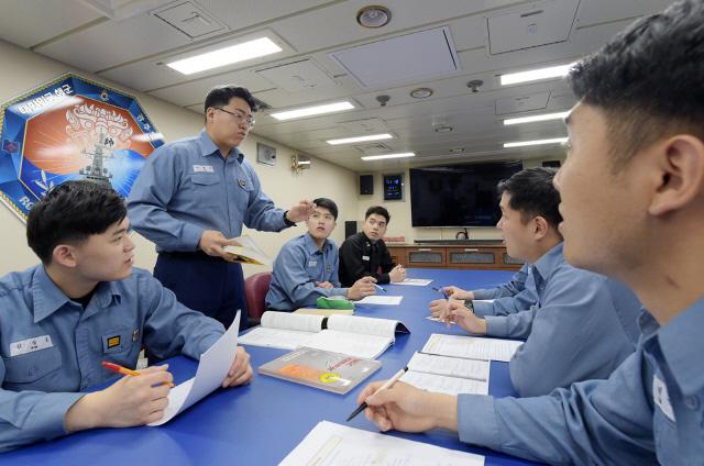 해군3함대 광주함 영어강사 이재희(왼쪽 둘째) 일병이 승조원들에게 문법을 강의하고 있다.  
 사진 제공=박보훈 하사