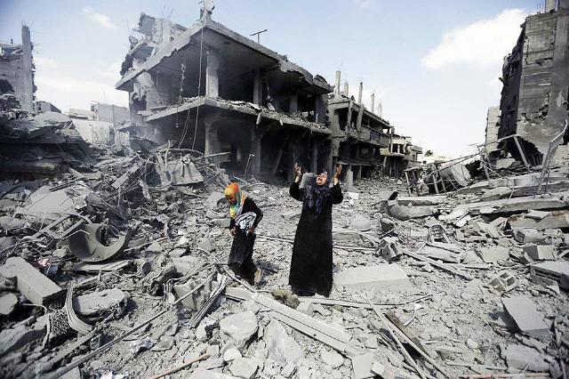 이스라엘의 공습으로 폐허가 된 집터에서 울부짖는 팔레스타인 여성들.